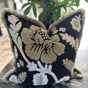 B740 Svart botten beigeblomma m frans 50x50